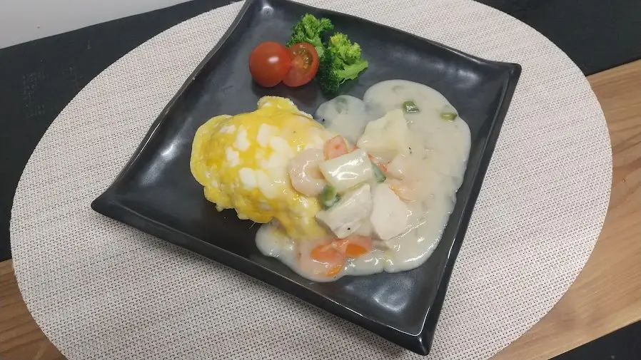 クリームシチューのオムライス